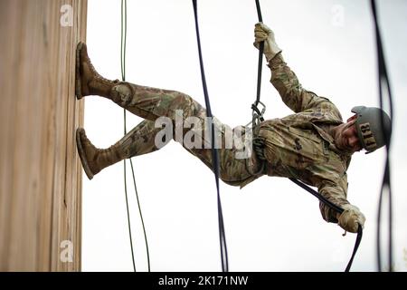 Johnston, Iowa, USA. 6th Aug, 2022. Sgt. Brady Verbrugge, a horizontal construction engineer with Company A, 224th Bridgade Engineer Battalion, Iowa National Guard, rappels from a 34-foot tower at Camp Dodge in Johnston, Iowa, on Septembert. 6, 2022. Over 200 Soldiers and Airmen participated in a 12-day U.S. Army Air Assault course held at Camp Dodge, which trains service members in sling-load operations and rappelling as well as being a test of grit. Credit: U.S. Army/ZUMA Press Wire Service/ZUMAPRESS.com/Alamy Live News Stock Photo