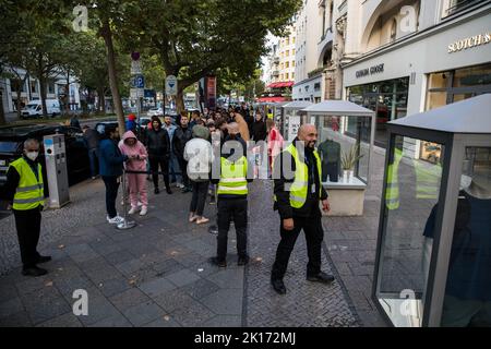 Berlin, Germany. 16th Sep, 2022. At the Apple Store in Berlin, at Kurfuerstendamm 26, long lines of people formed early in the morning on September 16, 2022. People want to pick up their new Apple products. The Apple Store had already opened its doors at 8:00 am. Many accepted long waiting times. They were looking forward to their new iPhone 14, which was sold by Apple in Berlin today. Credit: ZUMA Press, Inc./Alamy Live News Stock Photo