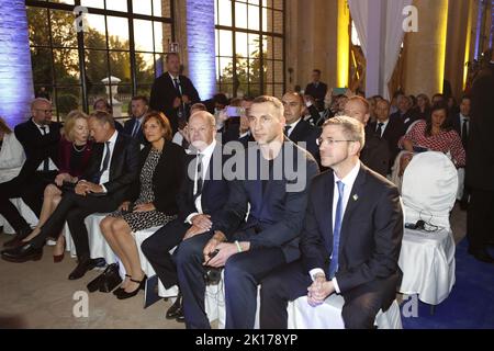 15/09/2022, Potsdam, Germany.(L-R) Moritz van Dülmen, US Ambassador Amy Gutmann, Donald Tusk, Britta Ernst, Federal Chancellor Olaf Scholz, Wladimir Klitschko, Potsdam Mayor Mike Schubert at the award ceremony in the Orangerie Sanssouci in Sanssouci Park on September 15, 2022 in Potsdam, Germany. With the M100 Media Award, which sees itself as the 'Prize of the European Press', Year awarded the Ukrainian people. Wladimir Klitschko takes the award in his place. Stock Photo