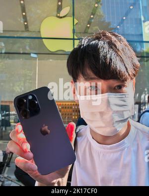 Tokyo, Japan. 16th Sep, 2022. A customer shows off his new iPhone 14 Pro Max during the launch day at Apple Omotesando store in Tokyo, Japan on September 16, 2022. (Photo by AFLO) Credit: Aflo Co. Ltd./Alamy Live News Stock Photo