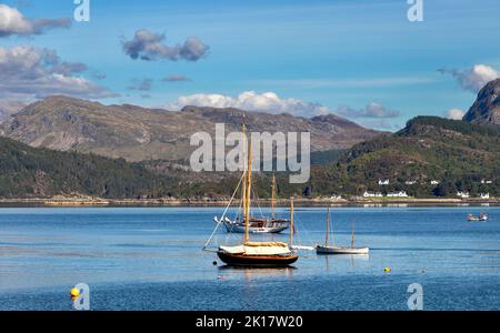 PLOCKTON WESTER ROSS SCOTLAND LATE SUMMER THE BAY AND BOATS ON LOCH CARRON Stock Photo