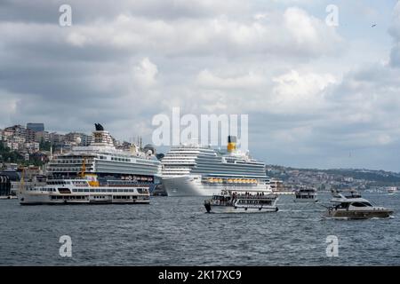 Türkei, Istanbul, Kreuzfahrtschiffe am Pier im Stadtteil Karaköy Stock ...