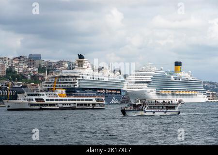 Türkei, Istanbul, Kreuzfahrtschiffe am Pier im Stadtteil Karaköy Stock ...