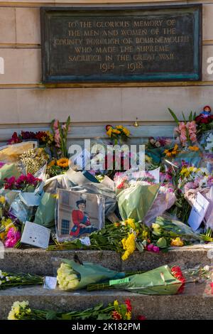 Bournemouth, Dorset UK. 16th September 2022. Poignant messages and floral tributes to the late Queen Elizabeth II at the base of the war memorial in Bournemouth Gardens on a bright sunny day. Credit: Carolyn Jenkins/Alamy Live News
