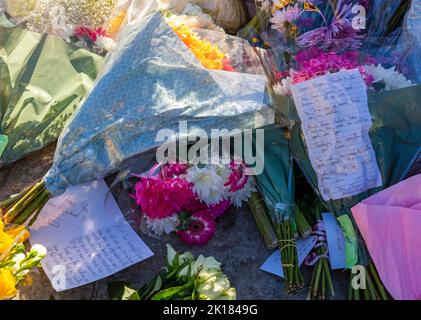 Bournemouth, Dorset UK. 16th September 2022. Poignant messages and floral tributes to the late Queen Elizabeth II at the base of the war memorial in Bournemouth Gardens on a bright sunny day. Credit: Carolyn Jenkins/Alamy Live News Stock Photo