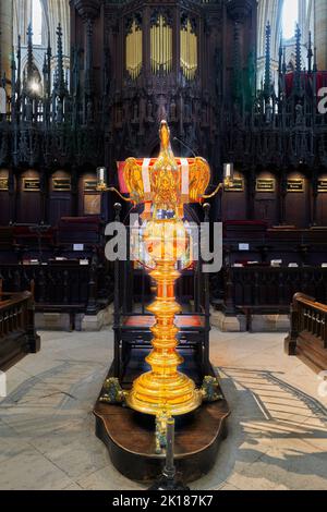 An eagle style lectern in the choir (quire) at the norman built medieval christian cathedral in Lincoln, England. Stock Photo