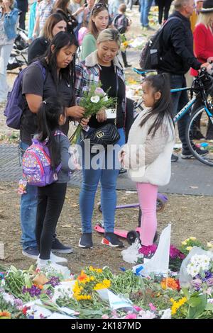 London, UK. 16th Sep, 2022. The youngest generations come with their parents to pay tribute to Queen Elizabeth. Credit: Brian Minkoff /Alamy Live News Stock Photo