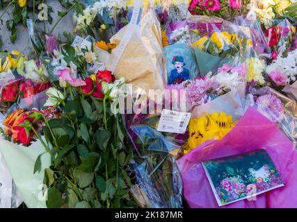 Bournemouth, Dorset UK. 16th September 2022. Poignant messages and floral tributes to the late Queen Elizabeth II at the base of the war memorial in Bournemouth Gardens on a bright sunny day. Credit: Carolyn Jenkins/Alamy Live News