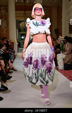 London, UK. 16th Sep, 2022. Paul Costelloe showcases at LFW SE23 at The Egyptian Room, Mansion House - Walbrook, EC4N 8BH, London, UK. - 16 September 2022. Credit: See Li/Picture Capital/Alamy Live News Stock Photo