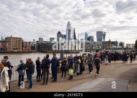 London, UK. 16th Sep, 2022. The queue passes by the City of London skyline near Millennium Bridge. The queue for Queen Elizabeth II's lying-in-state stretches for several miles, as mourners wait for hours to view The Queen's coffin. The coffin has been placed in Westminster Hall in the Palace of Westminster where she will remain until her funeral on 19th September. Credit: Vuk Valcic/Alamy Live News Stock Photo