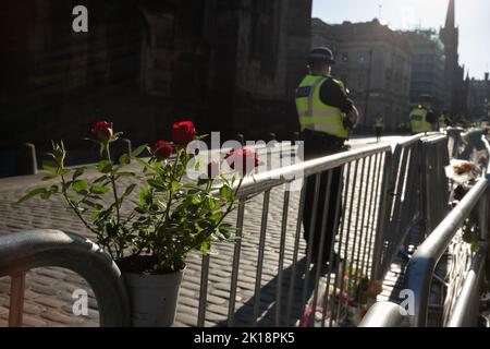 Scenes on the Royal Mile in the minutes after the coffin of Her Majesty Queen Elizabeth II begins its journey to London, leaving Scotland for the last time, in Edinburgh, Scotland, 13 September 2022. Stock Photo