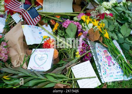 Queen Elizabeth floral tributes and letters, Green Park, London, UK Stock Photo