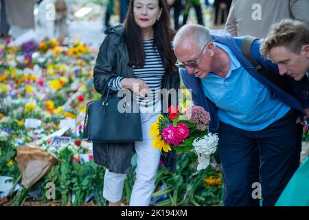 Queen Elizabeth floral tributes and letters, Green Park, London, UK Stock Photo