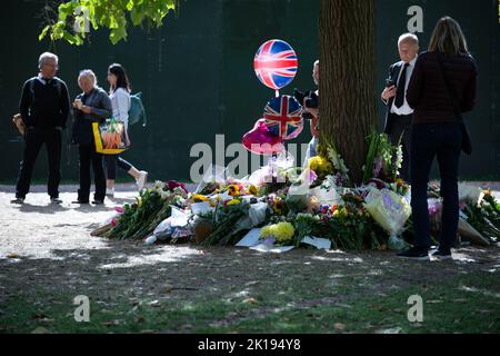 Queen Elizabeth floral tributes and letters, Green Park, London, UK Stock Photo