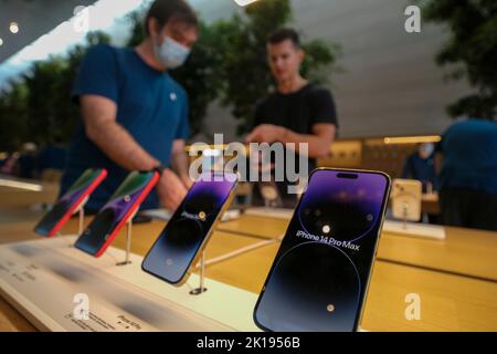 Los Angeles, California, USA. 16th Sep, 2022. A new iPhone 14 Pro Max is displayed at the Apple The Grove in Los Angeles on Friday, Sept. 16, 2022. Apple's iPhone 14 lineup and Apple Watch Series 8 are available to purchase in-store starting Friday. (Credit Image: © Ringo Chiu/ZUMA Press Wire) Credit: ZUMA Press, Inc./Alamy Live News Stock Photo