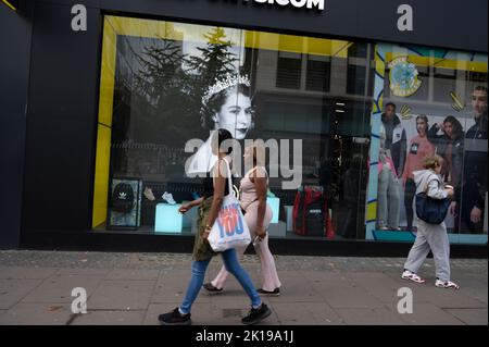 On September 14th, five days after the death of Queen Elizabeth 11, Oxford Street shops pay tribute, Stock Photo