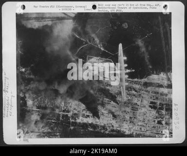 Bomb Strike By Consolidated B-24 Liberators Of 15Th Af On Oil Refinery At Blechhammer, Germany. Here A Consolidated B-24 Liberator Flies Over The Smoking Target. 27 Aug 1944. Stock Photo