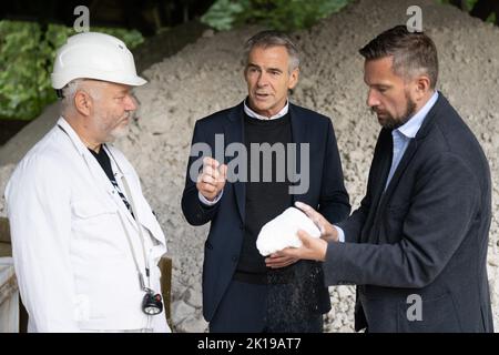 15 September 2022, Saxony, Seilitz: Martin Dulig (SPD, r), Saxony's Minister of Economic Affairs, stands next to Andreas Kawka (l), Steiger, and Tillmann Blaschke, Managing Director of the porcelain manufactory, holding a piece of kaolin as part of a 'raw materials tour' at the Seilitz white earth plant. Kaolin for the Meissen porcelain manufactory has been mined in the white earth plant without interruption since 1764. Photo: Sebastian Kahnert/dpa Stock Photo