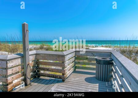 Boardwalk with showers and trash can on a beach at Destin, Florida Stock Photo
