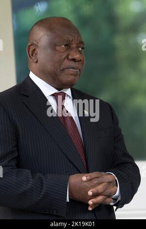 Washington DC, USA. 16th Sep, 2022. President Cyril Ramaphosa of South Africa chats with United States Vice President Kamala Harris before holding discussions at the Vice Presidents Official Residence in Washington, DC Friday, September 16, 2022. Credit: Chris Kleponis/Pool via CNP/dpa/Alamy Live News Stock Photo