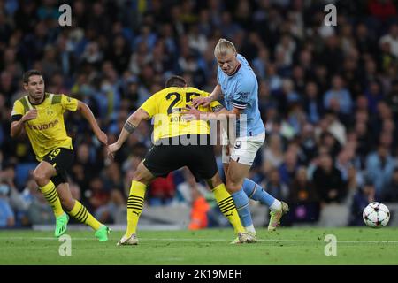 Manchester City's Erling Haland in action with Niklas Sule during the UEFA Champions League Group G match between Manchester City and Borussia Dortmund at the Etihad Stadium, Manchester on Wednesday 14th September 2022. (Credit: Mark Fletcher | MI News) Credit: MI News & Sport /Alamy Live News Stock Photo