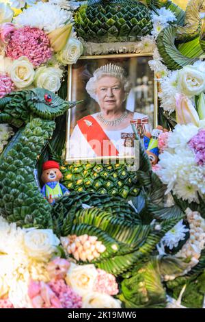 London, UK. 16th Sep, 2022. Members of the public pay their last respects to Her Majesty Queen Elizabeth II by laying flowers, cards, toys and other small tributes in Green Park, close to Buckingham Palace. Thousands wander around the growing site, many clearly moved. Credit: Imageplotter/Alamy Live News Stock Photo