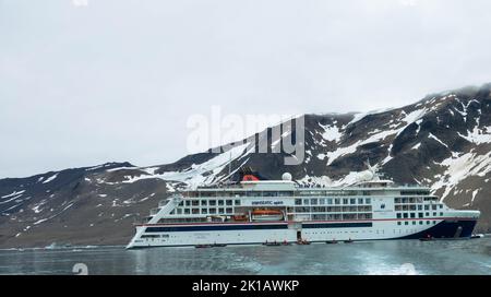 MS Hanseatic Spirit in front of a glacier. Svalbard, Spitsbergen, Norway. July 27, 2022 Stock Photo