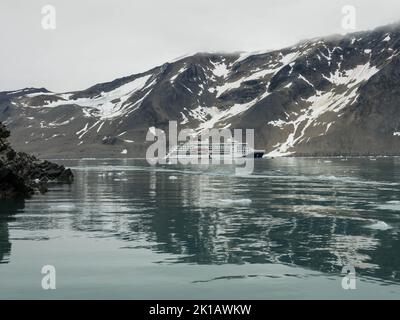 MS Hanseatic Spirit in front of a glacier. Svalbard, Spitsbergen, Norway. July 27, 2022 Stock Photo