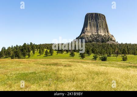 Devils Tower rising above the surrounding landscape, Wyoming, USA Stock Photo