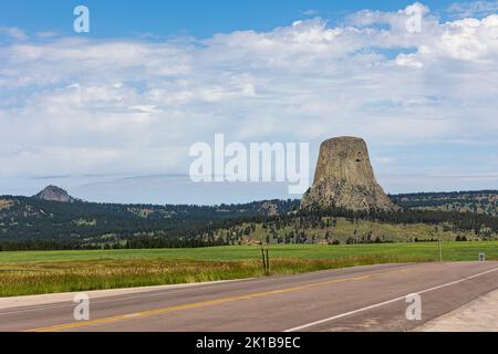 Devils Tower rising above the surrounding landscape, Wyoming, USA Stock Photo