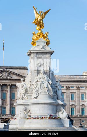 Flowers laid around bronze statue of Victoria Memorial outside Buckingham Palace following the death of Queen Elizabeth II. Stock Photo