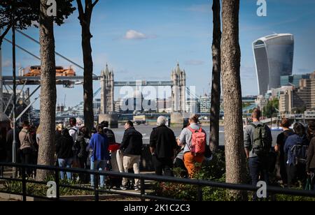 London, UK. 17th Sep, 2022. Numerous people walk in a long queue on the Thames in the district of Bermondsey between the start of the queue in Southwark Park and Westminster Hall to say goodbye at the laid out coffin of Queen Elizabeth II. Britain's Queen Elizabeth II died on Sept. 8, 2022, at the age of 96. The coffin with the Queen will be laid out in the Palace of Westminster (Parliament) for four days. For September 19, a state ceremony is planned in Westminster Abbey with about 2000 guests and the funeral in Windsor Castle near London. Credit: Christian Charisius/dpa/Alamy Live News Stock Photo