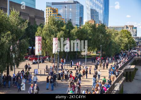London, UK. 17th Sep 2022. Members of the public queuing outside Tate Modern to attend the Lying-in-state of Queen Elizabeth II. Credit: Stuart Robertson/Alamy Live News. Stock Photo