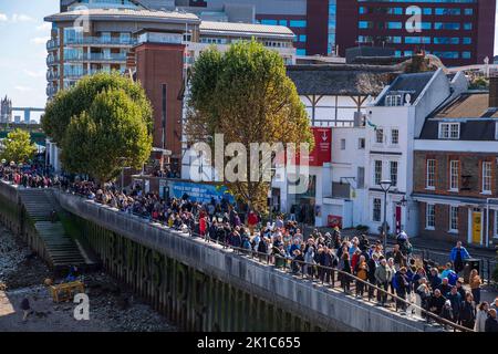 London, UK. 17th Sep 2022. Members of the public queuing at Bankside to attend the Lying-in-state of Queen Elizabeth II. Credit: Stuart Robertson/Alamy Live News. Stock Photo