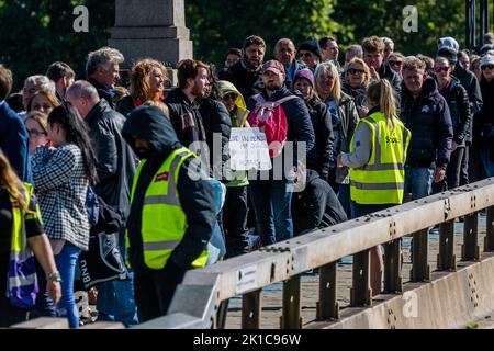 London, UK. 17th Sep, 2022. The Queue passes over Lambeth bridge on its way to see the lying in state of the coffin of Queen Elizabeth II, which is in Westminster Hall. Credit: Guy Bell/Alamy Live News Stock Photo