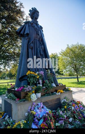 Runnymede, Surrey, UK. 17th September, 2022. Mourners came to see the flowers laid by the HM Queen Elizabeth Magna Carta Statue in Runnymede today. Credit: Maureen McLean/Alamy Live News Stock Photo