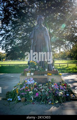 Runnymede, Surrey, UK. 17th September, 2022. Mourners came to see the flowers laid by the HM Queen Elizabeth Magna Carta Statue in Runnymede today. Credit: Maureen McLean/Alamy Live News Stock Photo