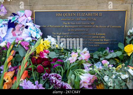 Runnymede, Surrey, UK. 17th September, 2022. Mourners came to see the flowers laid by the HM Queen Elizabeth Magna Carta Statue in Runnymede today. Credit: Maureen McLean/Alamy Live News Stock Photo