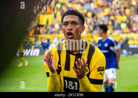 Dortmund, Germany. 17th Sep, 2022. Soccer: Bundesliga, Borussia Dortmund - FC Schalke 04, Matchday 7, Signal-Iduna Park: Dortmund's Jude Bellingham complains to the assistant referee. Credit: David Inderlied/dpa - IMPORTANT NOTE: In accordance with the requirements of the DFL Deutsche Fußball Liga and the DFB Deutscher Fußball-Bund, it is prohibited to use or have used photographs taken in the stadium and/or of the match in the form of sequence pictures and/or video-like photo series./dpa/Alamy Live News