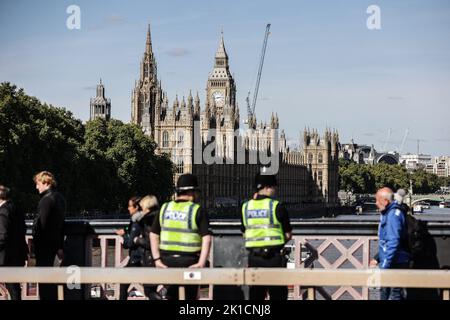 London, UK. 17th Sep, 2022. People queue to pay respects to the Queen, as the coffin of Britain Queen Elizabeth lies in state inside Westminster Hall at the Palace of Westminster, in London, Britain, September 17, 2022. Photo by Thibaud MORITZ/ABACAPRESS.COM Credit: Abaca Press/Alamy Live News Stock Photo