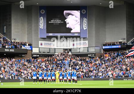 Glasgow, UK. 17th September 2022.   The Rangers team line up for a minutes silence before the cinch Premiership match at Ibrox Stadium, Glasgow. Picture credit should read: Neil Hanna / Sportimage Stock Photo