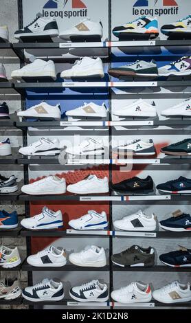 fonds tweeling Marxistisch Le coq sportif store hi-res stock photography and images - Alamy
