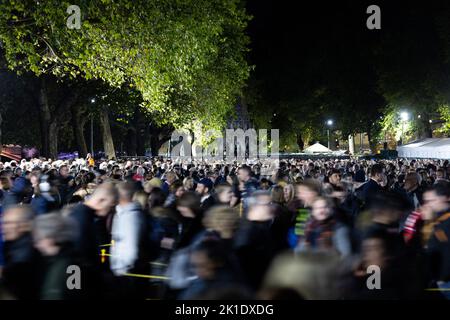 London, UK. 18th Sep, 2022. People queue overnight in the Victoria Tower Gardens South to pay their respects to Queen Elizabeth II as her coffin Lies in State inside Westminster Hall. Right before the Palace of Westminster in London, UK, on September 17, 2022. Photo by Raphael Lafargue/ABACAPRESS.COM Credit: Abaca Press/Alamy Live News Stock Photo