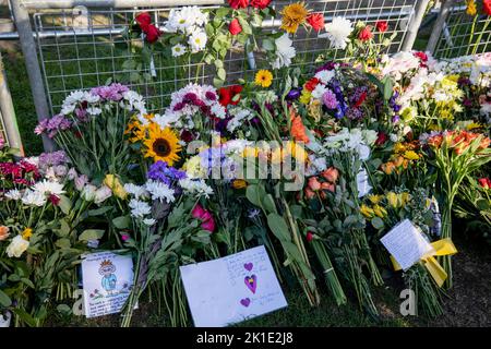 Windsor, UK. 17th Sep, 2022. Drawings from children seen at the floral tributes area outside Windsor Castle. Crowds of mourners and well wishers from all over the world continue to come to Windsor Castle to pay tribute to Queen Elizabeth II, who died on 8th September 2022. Credit: SOPA Images Limited/Alamy Live News Stock Photo