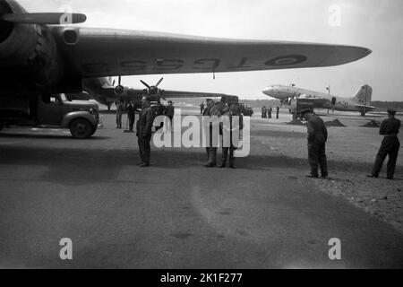 Handley Page Hastings HP 67 aircraft, Royal Air Force Transport Command, in occupied Berlin, Germany, 1949 Black and White In this photo, during the Berlin Air Lift,  men with brushes sweep up coal dust spilled onto the ground, while the RAF crew inspect their plane. Stock Photo