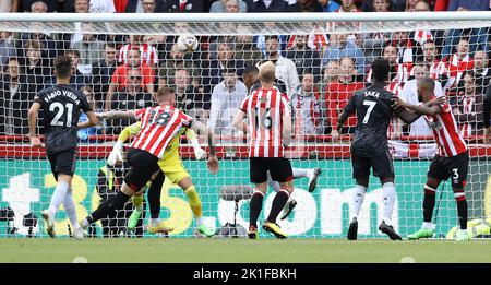 London, UK. 18th Sep, 2022. Gabriel Jesus of Arsenal scores to make it 2-0 during the Premier League match at Brentford Community Stadium, London. Picture credit should read: Paul Terry/Sportimage Credit: Sportimage/Alamy Live News