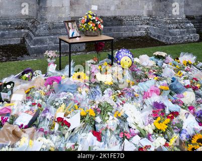 Public floral tributes & messages are laid following the death of Queen Elizabeth 2nd Stock Photo