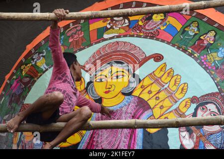 Kolkata, West Bengal, India. 18th Sep, 2022. An artisan adjust a pattachitra painting of a Durga Idol inside a pandal or a temporary platform during preparations for the upcoming Hindu festival of Durga Puja in Kolkata. (Credit Image: © Sudipta Das/Pacific Press via ZUMA Press Wire) Stock Photo