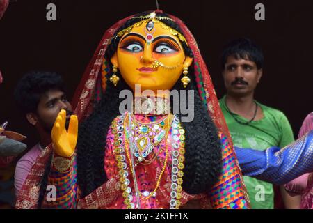 Kolkata, West Bengal, India. 18th Sep, 2022. An artisan is checking a puppet inside a pandal or a temporary platform during preparations for the upcoming Hindu festival of Durga Puja in Kolkata. (Credit Image: © Sudipta Das/Pacific Press via ZUMA Press Wire) Stock Photo