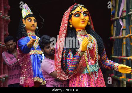 Kolkata, West Bengal, India. 18th Sep, 2022. Artisans are carrying puppets inside a pandal or a temporary platform during preparations for the upcoming Hindu festival of Durga Puja in Kolkata. (Credit Image: © Sudipta Das/Pacific Press via ZUMA Press Wire) Stock Photo